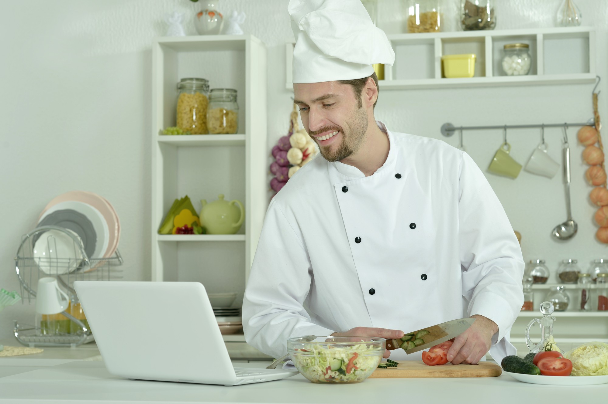 Lezione di cucina online con insegnante e studente