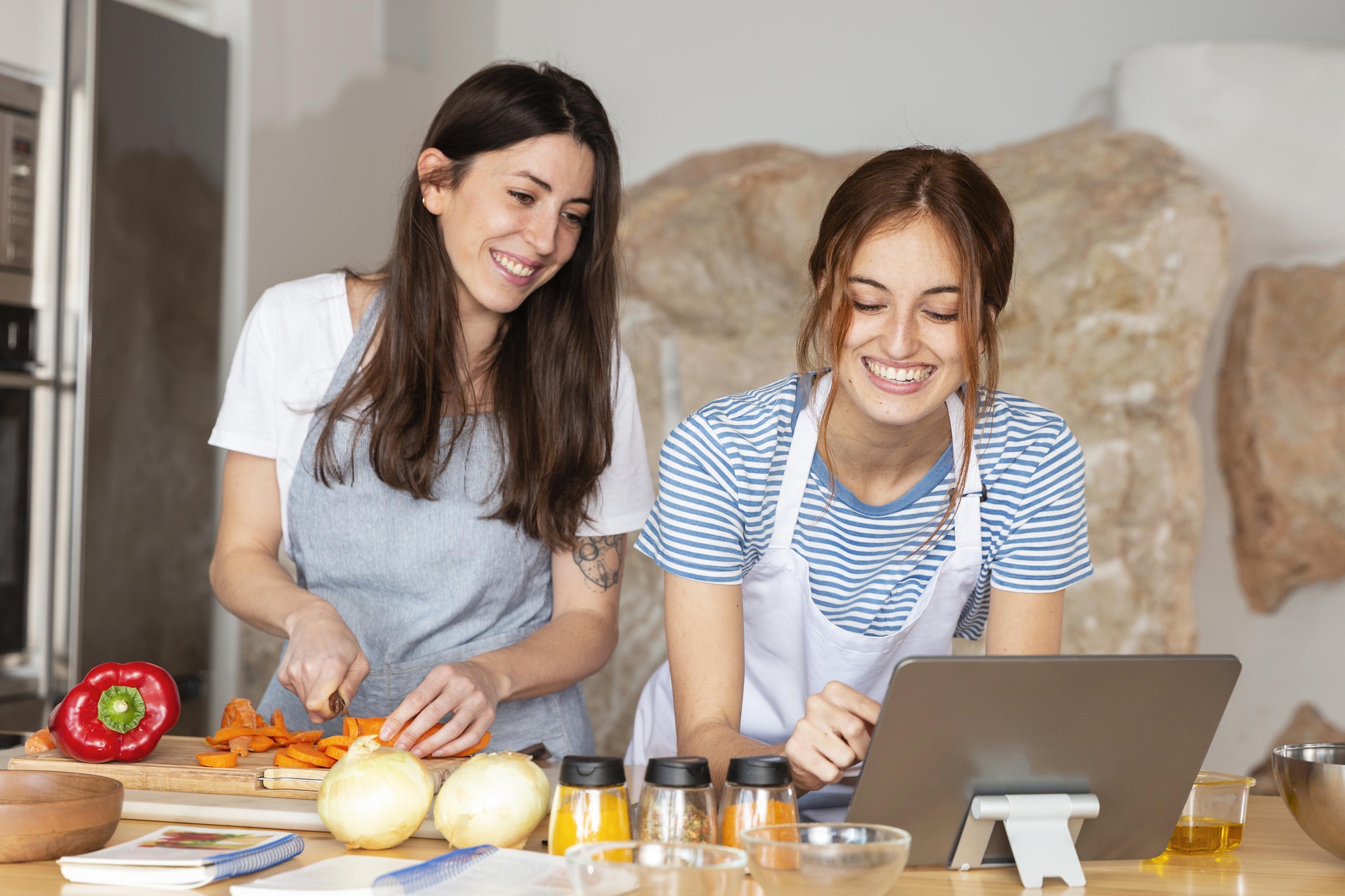 Studenti che cucinano insieme online