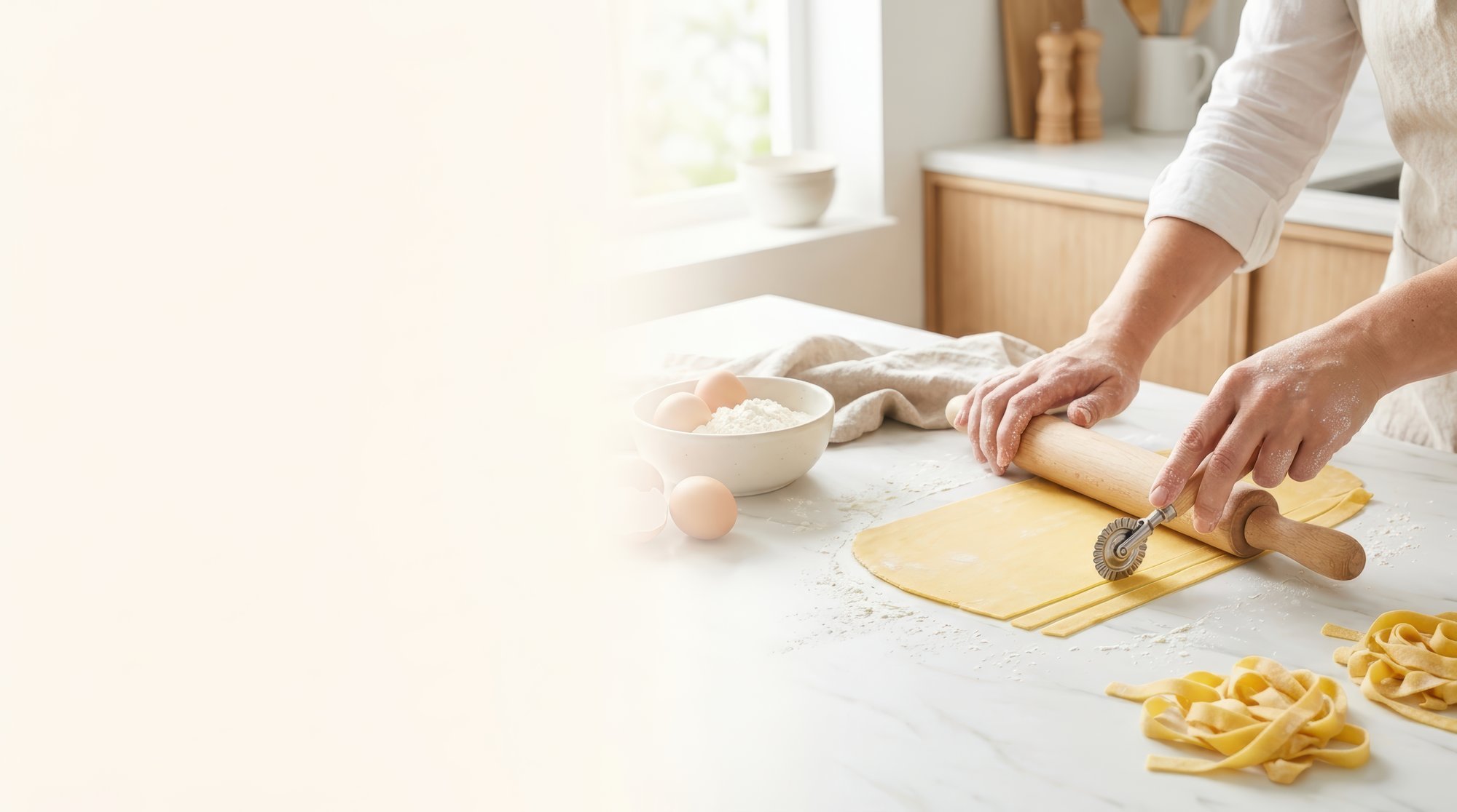Mani che preparano una pasta fresca